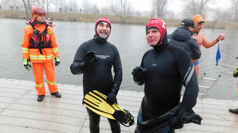 František Chrástek (vlevo) a Roman Bureš plavali kilometr v barvách uherskohradišťského UH-Divers.