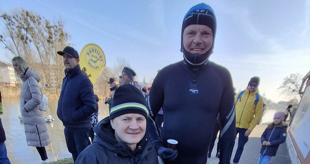 Pengemudi kursi roda Pavel Žufánek (47) bersama temannya Roman, yang mendorongnya untuk berenang. Pengemudi kursi roda Pavel Žufánek (47) bersama temannya Roman, yang mendorongnya untuk berenang.