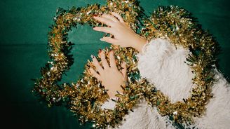 Jak bude vypadat vaše vánoční manikúra? Vsaďte na třpytky a mašle Jak bude vypadat vaše vánoční manikúra? Vsaďte na třpytky a mašle