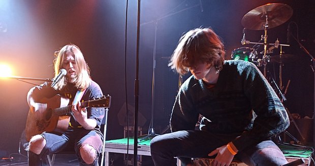 Duo Worn Out Jacket při akustickém koncertu zahrálo hlavně hity Nirvany.