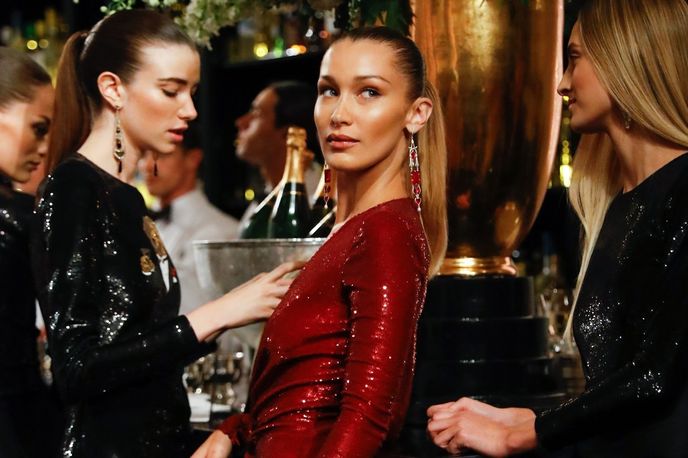 Modelka Bella Hadid v šatech Ralph Lauren