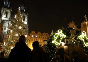 Na Staroměstském náměstí se v pátek 26. listopadu rozsvítil vánoční strom. Stejně jako před rokem se kvůli koronaviru rozsvícení muselo obejít bez tradiční velké slavnosti.