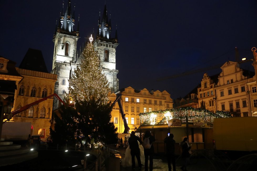 Vánoční strom na Staroměstském náměstí už svítí (24. listopadu 2021).