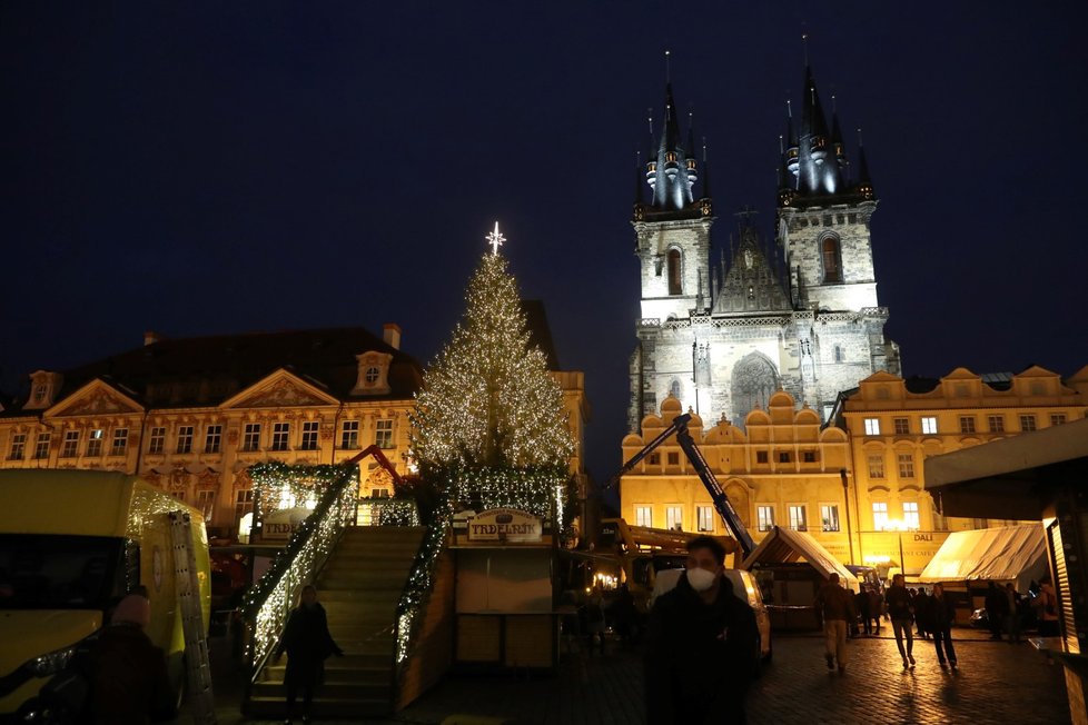 Vánoční strom na Staroměstském náměstí už svítí (24. listopadu 2021).