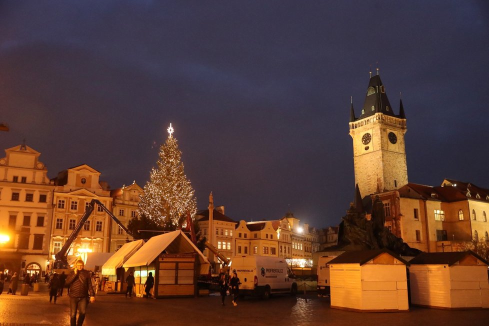 Vánoční strom na Staroměstském náměstí už svítí. (24. listopadu 2021)