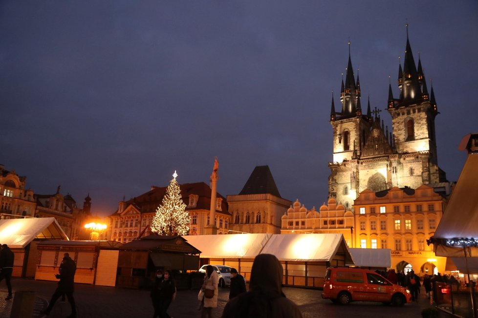 Vánoční strom na Staroměstském náměstí už svítí. (24. listopadu 2021)