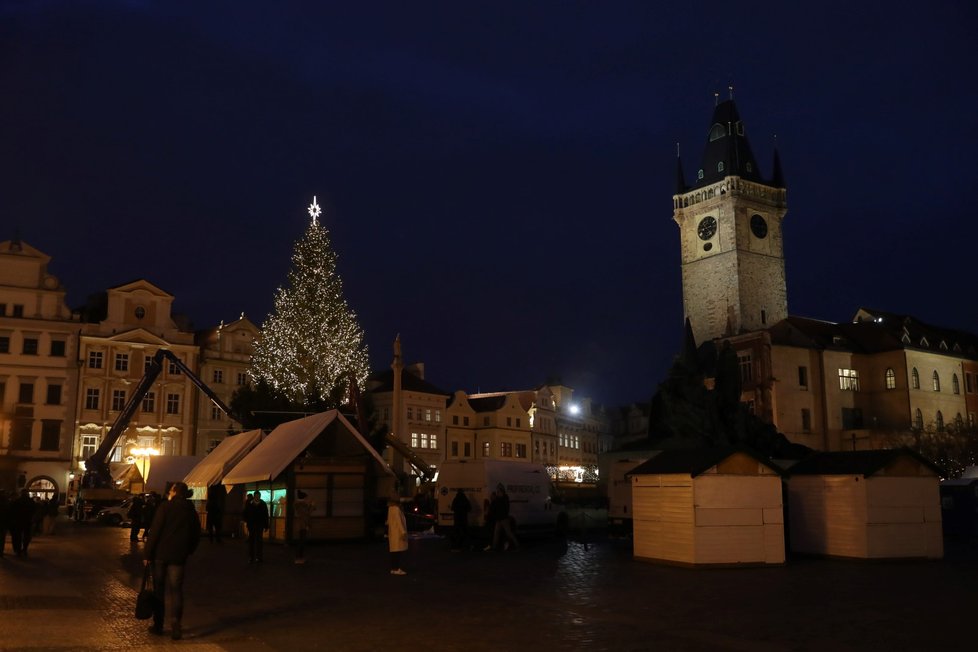 Vánoční strom na Staroměstském náměstí už svítí (24. listopadu 2021).