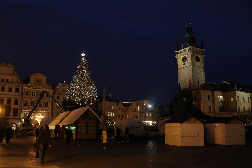 Vánoční strom na Staroměstském náměstí už svítí (24. listopadu 2021).