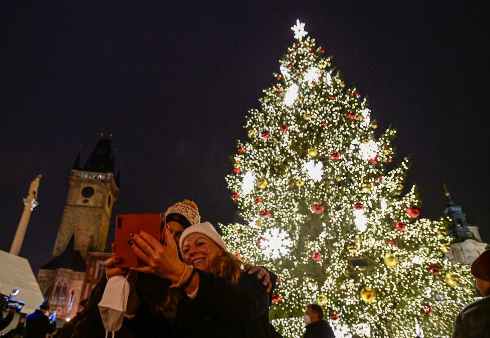 Na Staroměstském náměstí se v pátek 26. listopadu rozsvítil vánoční strom. Stejně jako před rokem se kvůli koronaviru rozsvícení muselo obejít bez tradiční velké slavnosti.