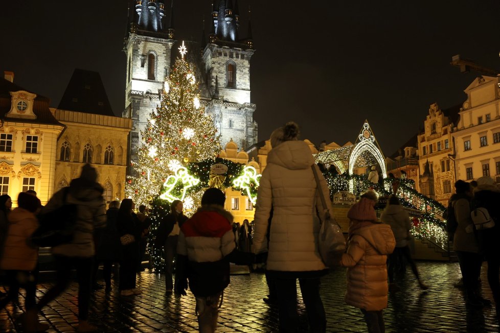 Na Staroměstském náměstí se v pátek 26. listopadu rozsvítil vánoční strom. Stejně jako před rokem se kvůli koronaviru rozsvícení muselo obejít bez tradiční velké slavnosti.