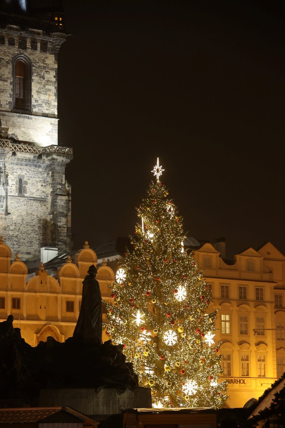 Na Staroměstském náměstí se v pátek 26. listopadu rozsvítil vánoční strom. Stejně jako před rokem se kvůli koronaviru rozsvícení muselo obejít bez tradiční velké slavnosti.