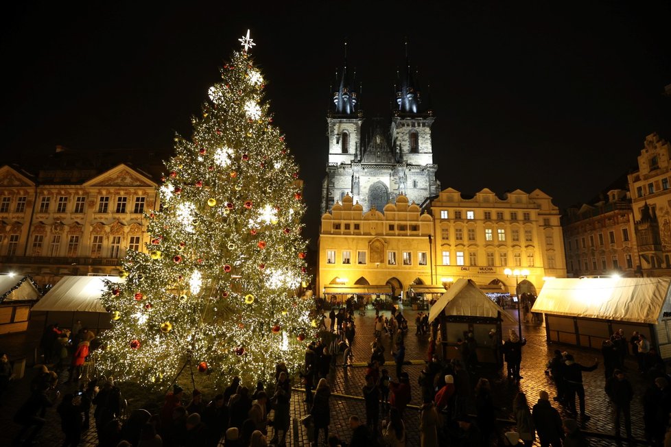 Na Staroměstském náměstí se v pátek 26. listopadu rozsvítil vánoční strom. Stejně jako před rokem se kvůli koronaviru rozsvícení muselo obejít bez tradiční velké slavnosti.