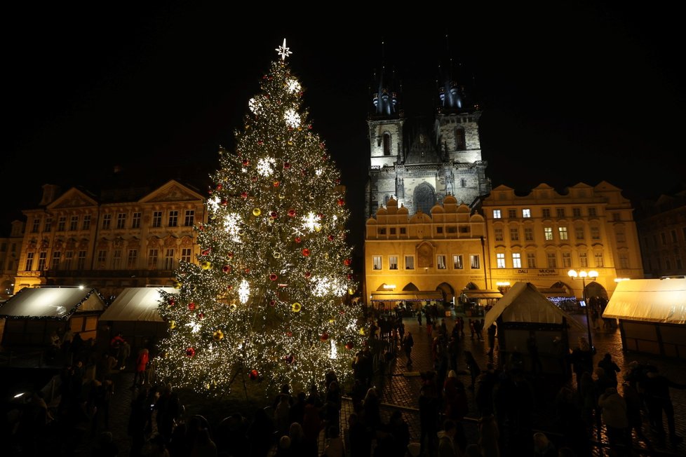  Na Staroměstském náměstí se v pátek 26. listopadu rozsvítil vánoční strom. Stejně jako před rokem se kvůli koronaviru rozsvícení muselo obejít bez tradiční velké slavnosti.