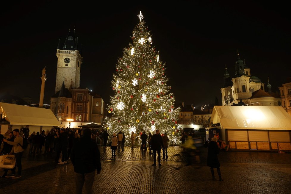  Na Staroměstském náměstí se v pátek 26. listopadu rozsvítil vánoční strom. Stejně jako před rokem se kvůli koronaviru rozsvícení muselo obejít bez tradiční velké slavnosti.