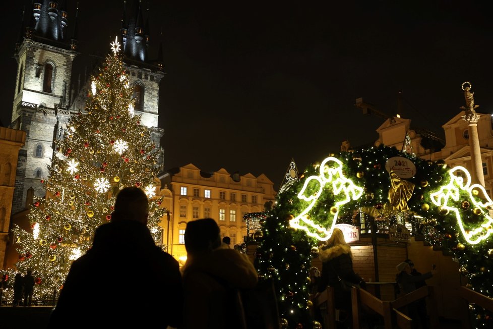  Na Staroměstském náměstí se v pátek 26. listopadu rozsvítil vánoční strom. Stejně jako před rokem se kvůli koronaviru rozsvícení muselo obejít bez tradiční velké slavnosti.