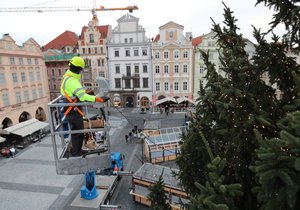 Zdobení vánočního stromu na Staroměstském náměstí. (23. listopadu 2021)