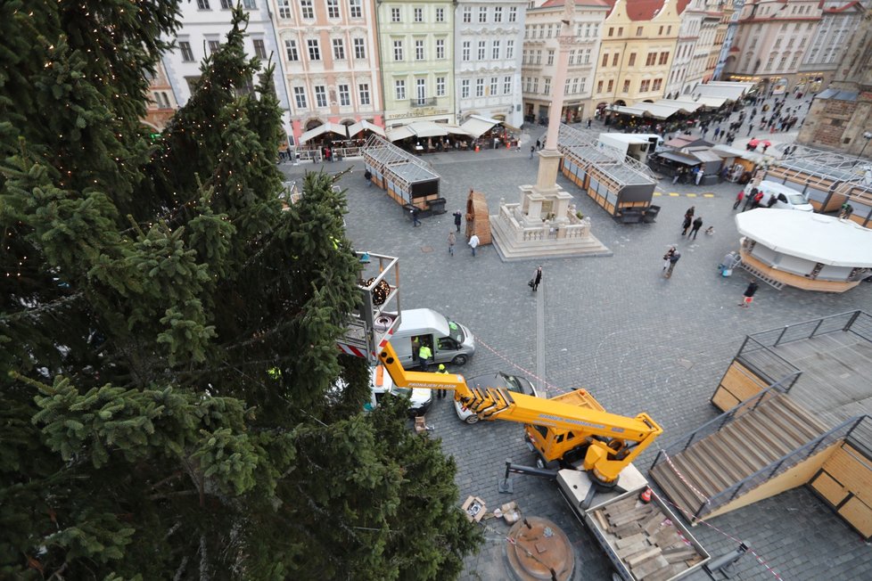 Zdobení vánočního stromu na Staroměstském náměstí. (23. listopadu 2021)