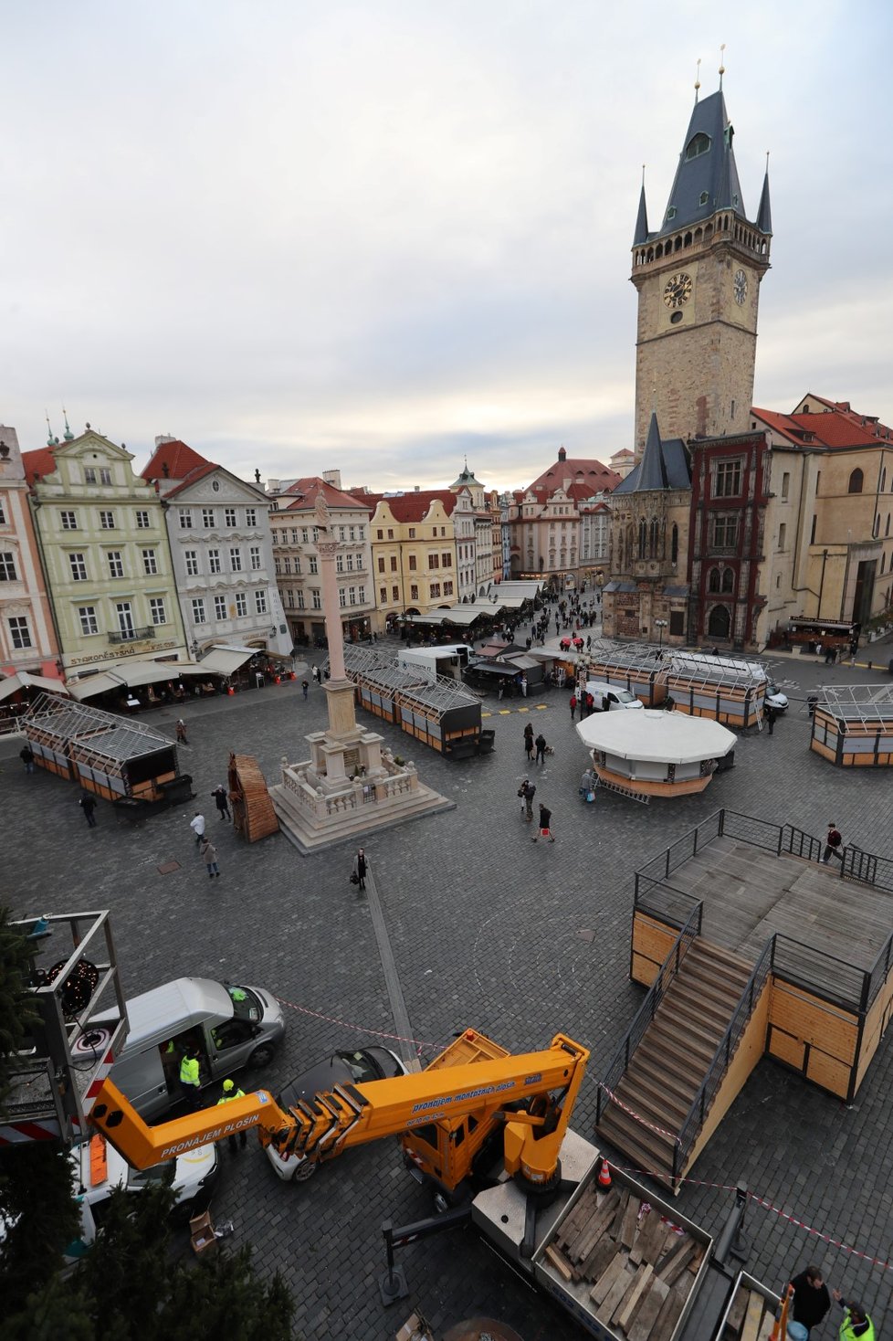 Zdobení vánočního stromu na Staroměstském náměstí. (23. listopadu 2021)