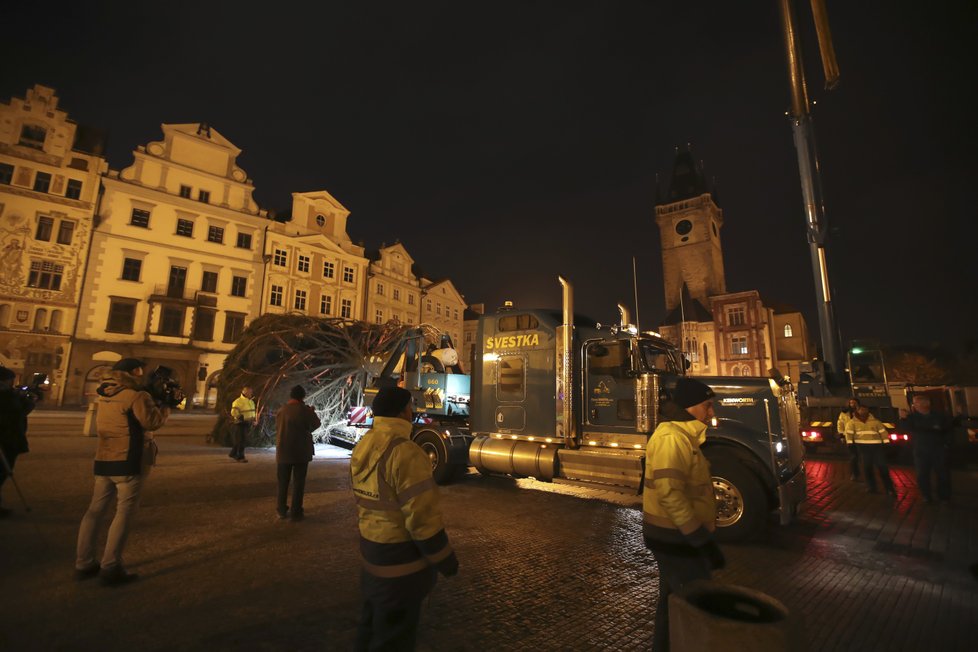 Košatý smrk, který měří 22 metrů, už od rána zdobí Staroměstské náměstí. Takto jej tam převáželi.