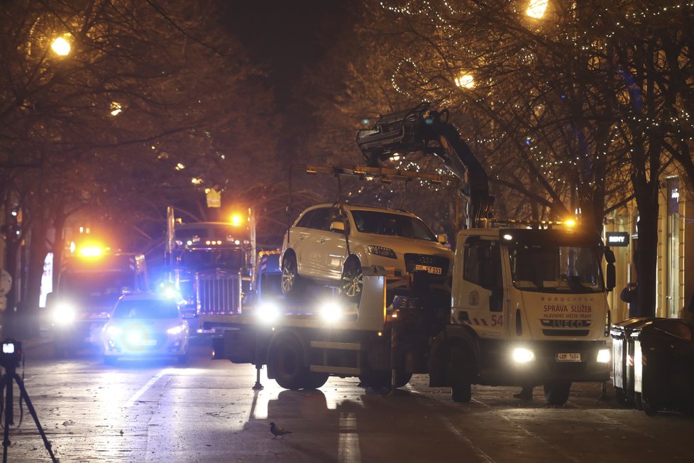 Košatý smrk, který měří 22 metrů, už od rána zdobí Staroměstské náměstí. Takto jej tam převáželi.