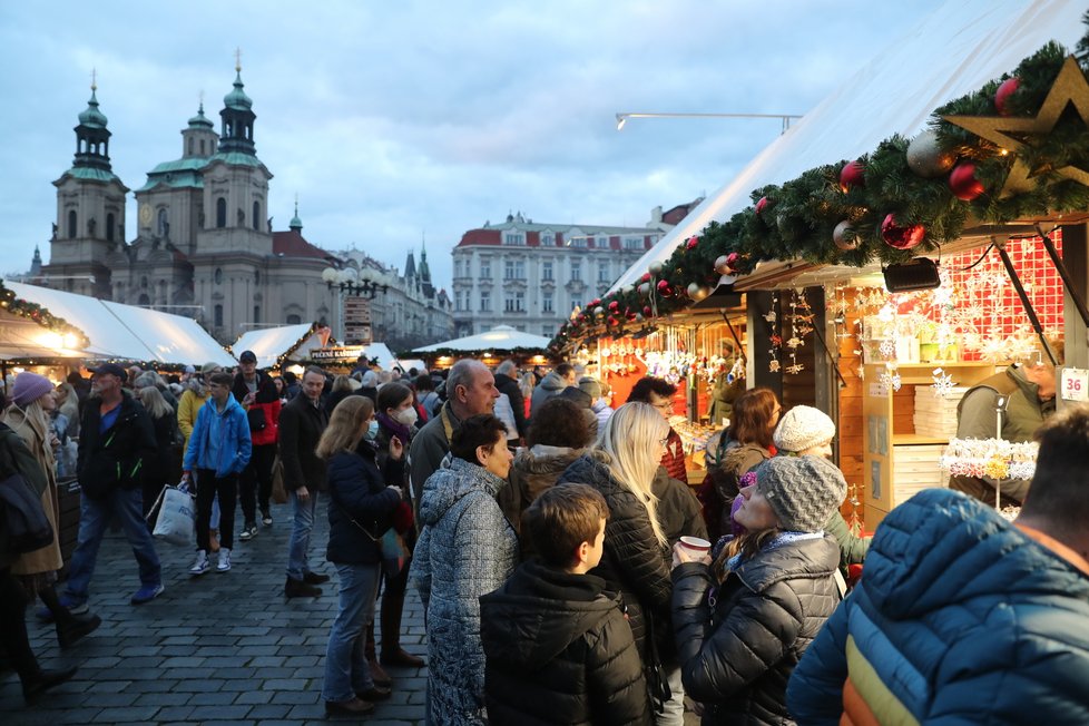 Vánoční trhy na Staroměstksém náměstí v celé své kráse. (26. listopad 2022)