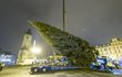 Stavění vánočního stromu na Staroměstském náměstí v brzkých ranních hodinách. (22. listopad 2022)