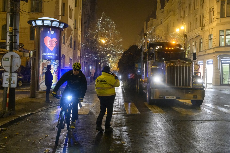 Stavění vánočního stromu na Staroměstském náměstí v brzkých ranních hodinách. (22. listopad 2022)