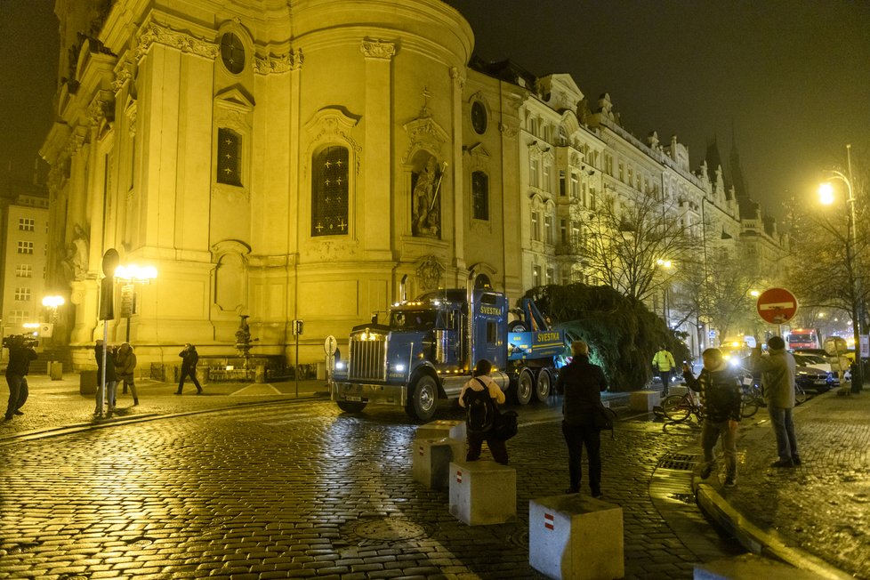 Stavění vánočního stromu na Staroměstském náměstí v brzkých ranních hodinách. (22. listopad 2022)