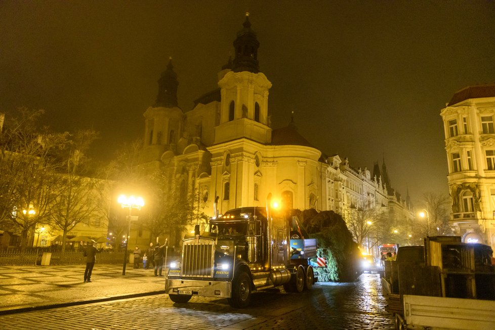 Stavění vánočního stromu na Staroměstském náměstí v brzkých ranních hodinách. (22. listopad 2022)