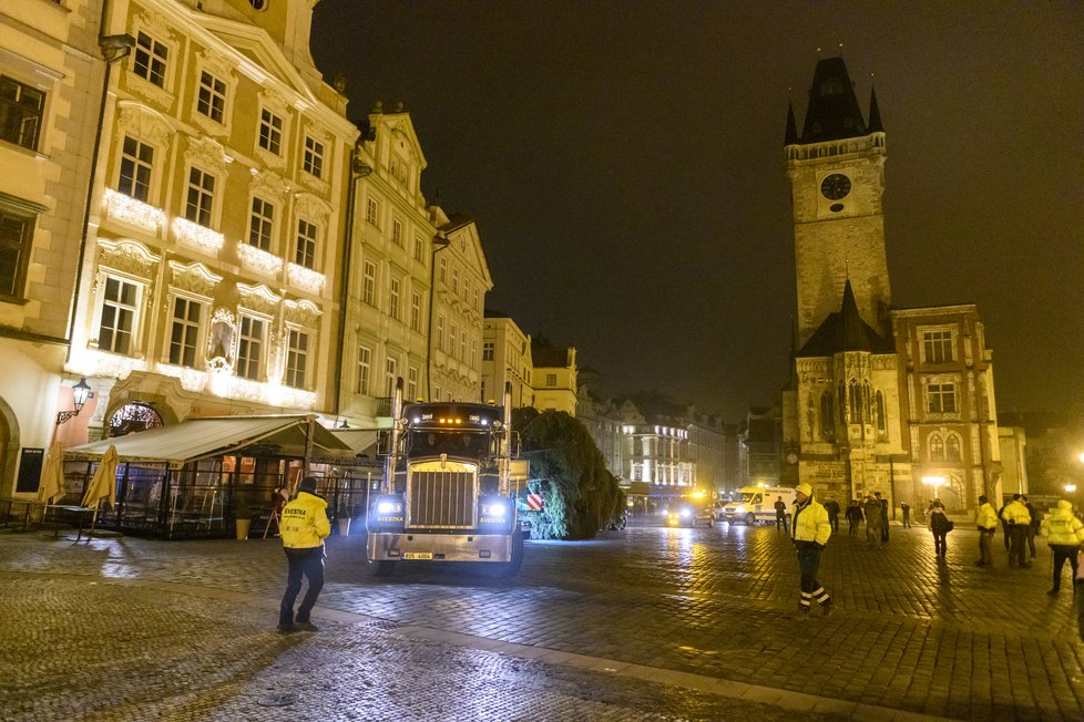 Stavění vánočního stromu na Staroměstském náměstí v brzkých ranních hodinách. (22. listopad 2022)