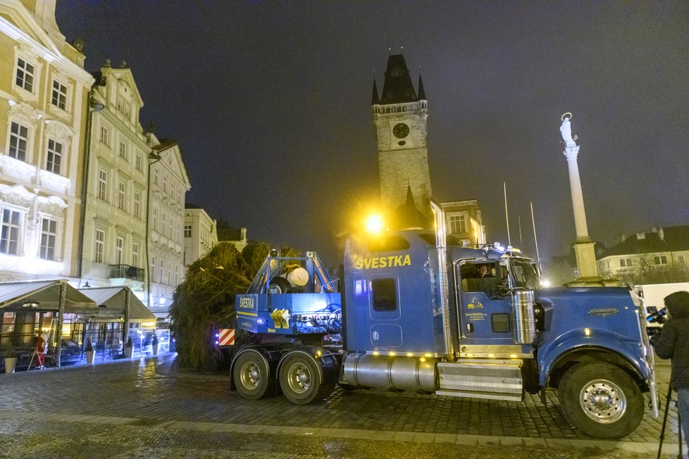 Stavění vánočního stromu na Staroměstském náměstí v brzkých ranních hodinách. (22. listopad 2022)