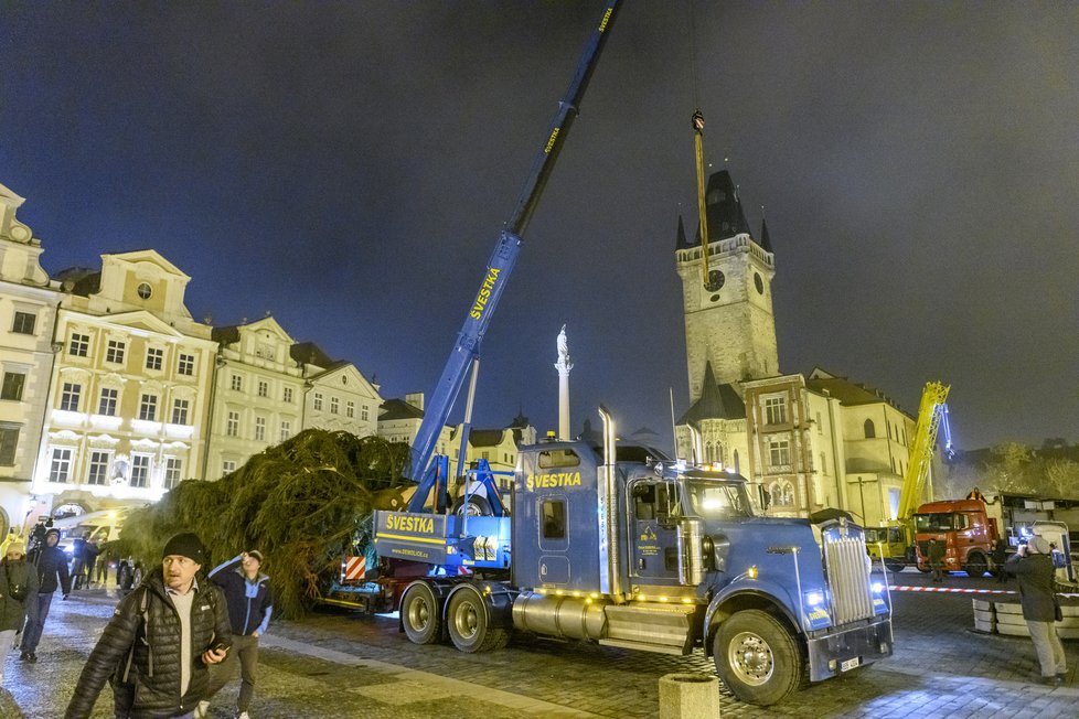 Stavění vánočního stromu na Staroměstském náměstí v brzkých ranních hodinách. (22. listopad 2022)