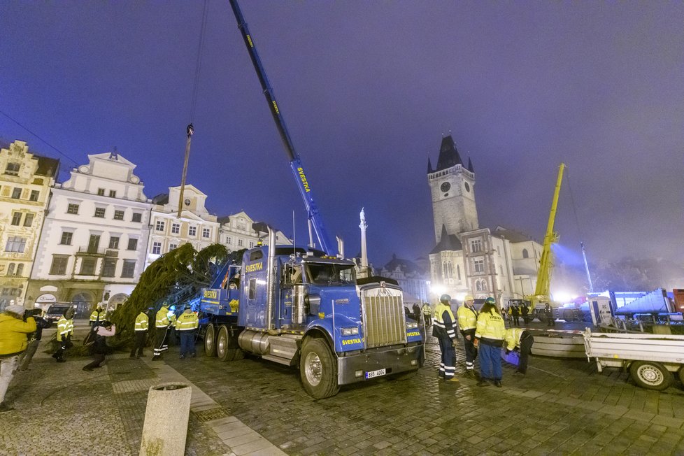 Stavění vánočního stromu na Staroměstském náměstí v brzkých ranních hodinách. (22. listopad 2022)