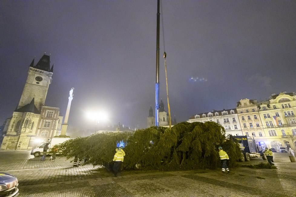 Stavění vánočního stromu na Staroměstském náměstí v brzkých ranních hodinách. (22. listopad 2022)