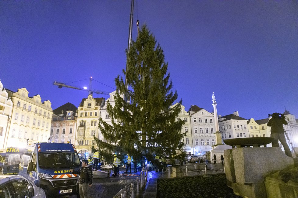 Stavění vánočního stromu na Staroměstském náměstí v brzkých ranních hodinách. (22. listopad 2022)