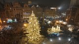 Zkouška osvětlení: Nejslavnější strom Česka se poprvé rozzářil! Smrk na Staromáku oficiálně rozsvítí až v sobotu