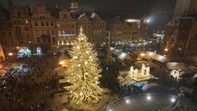 Generální zkouška osvětlení vánočního stromu na Staroměstském náměstí. Oficiálně se rozsvítí v sobotu 2. prosince.