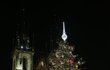 Na staroměstském stromě v Praze je kromě světel zavěšeno i 400 ozdob.