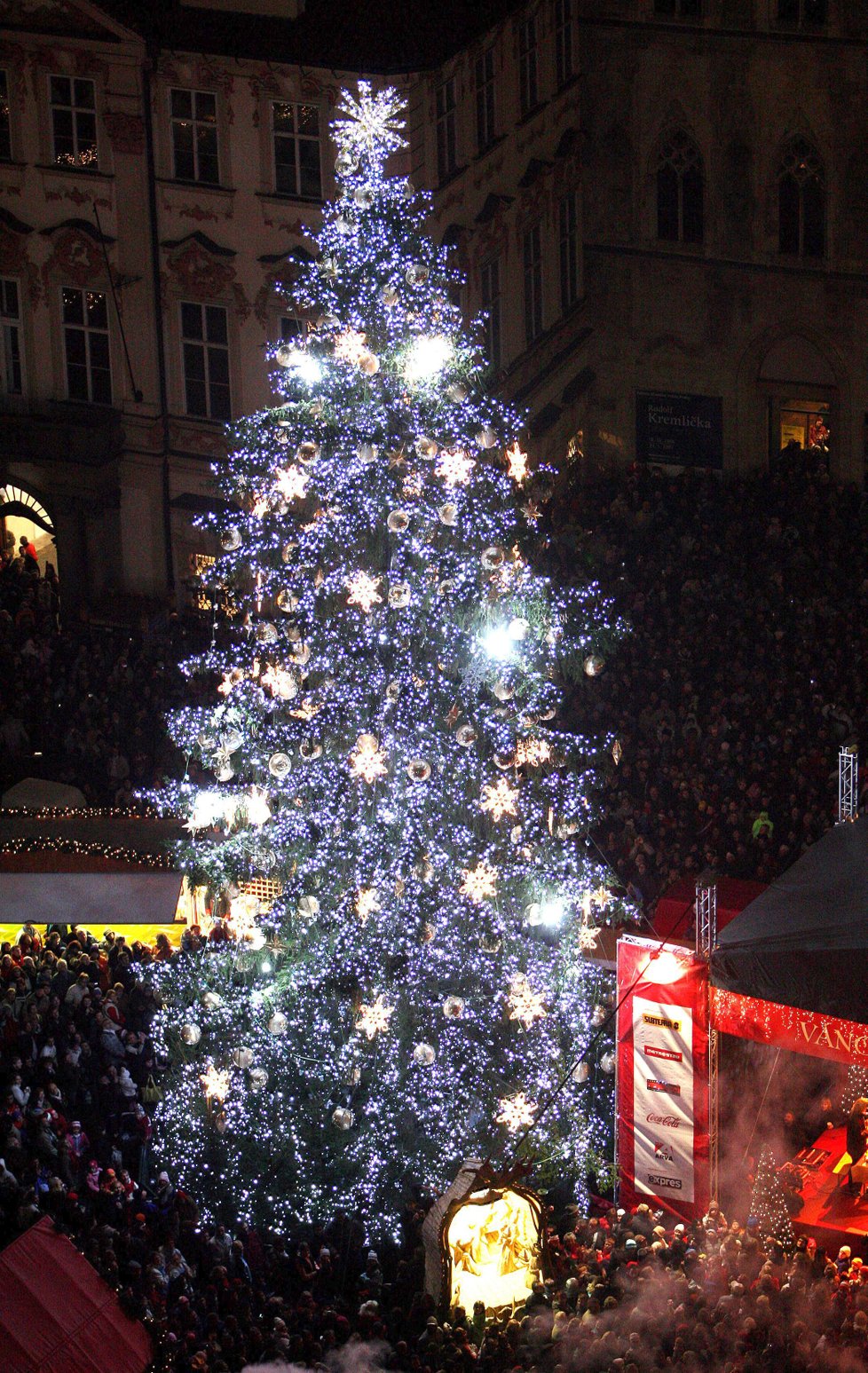 Takto vypadal staroměstský vánoční strom v roce 2006.