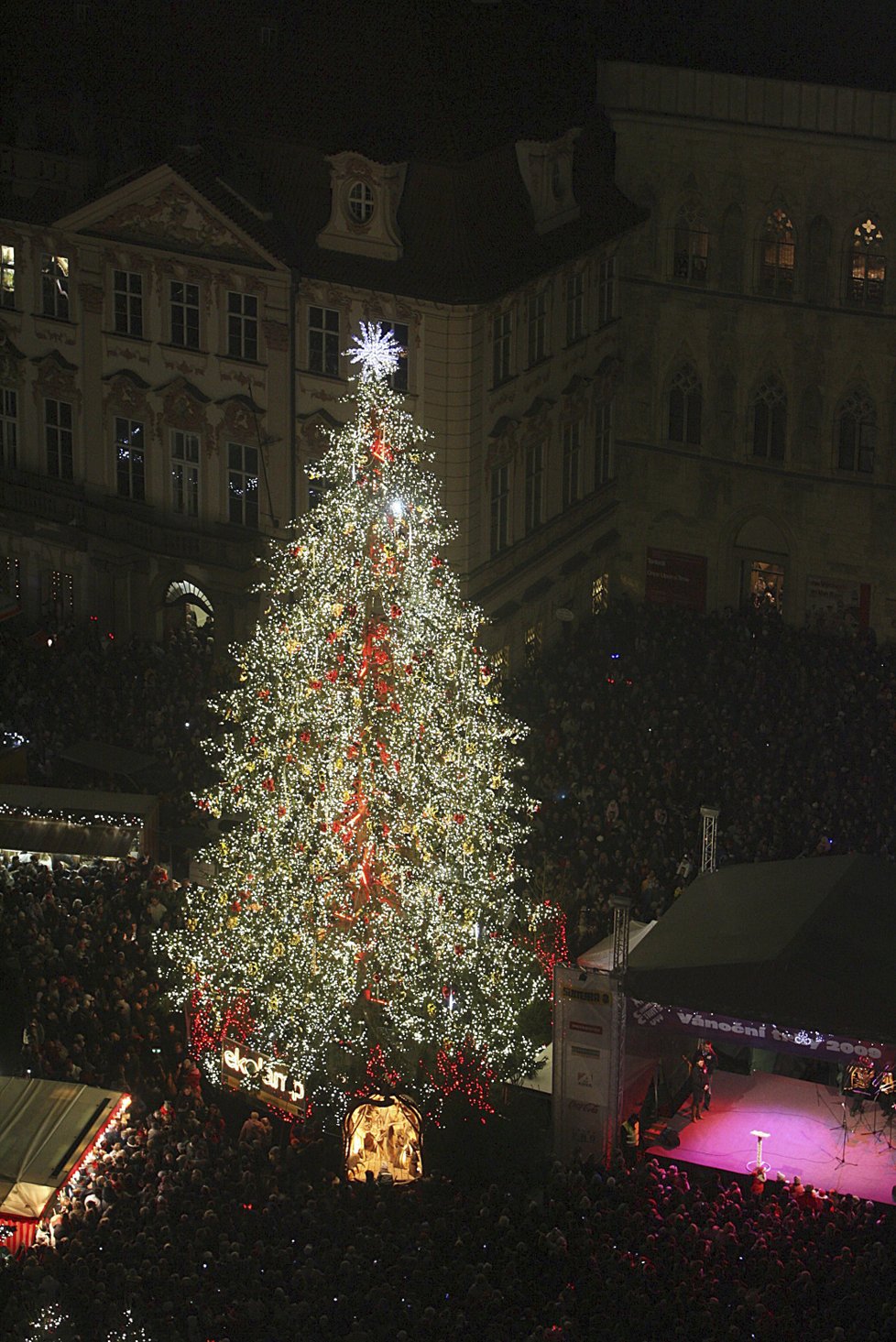 Takto vypadal staroměstský vánoční strom v roce 2006.