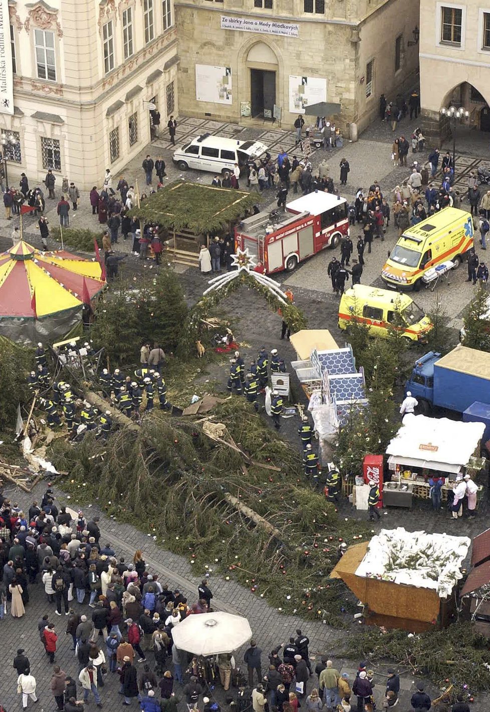 V roce 2003 došlo ke tragické události, při které v důsledku silných poryvů větru k pádu vánočního stromu, který zranil několik osob. Díky této nešťastné události se vlastně Jakub Olbert dostal ke každoročnímu zdobení vánočních stromů i vánočních trhů.