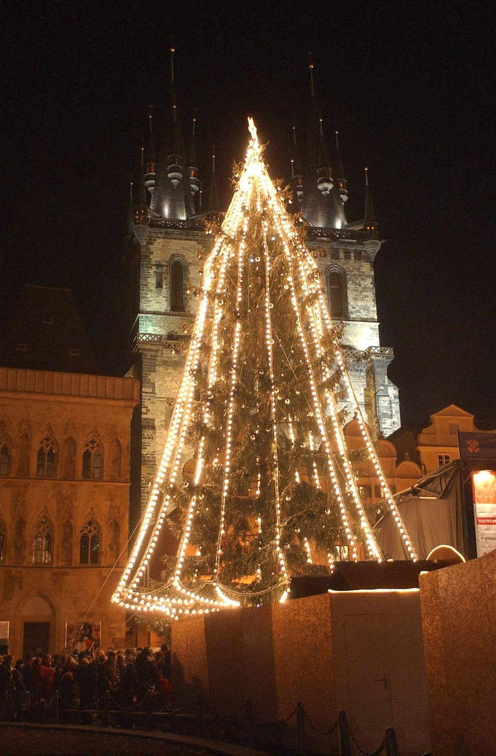 Takto vypadal vánoční strom na Staroměstském náměstí v roce 2004.