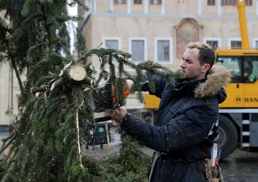 Ze Staroměstského náměstí v Praze byl 9. ledna 2020 odstraněn vánoční strom. Na akci dohlížel umělec Marek Číhal, který chce ze stromu vyrobit s brněnskými truhláři stoly. Výtěžek z jejich prodeje půjde na charitu.