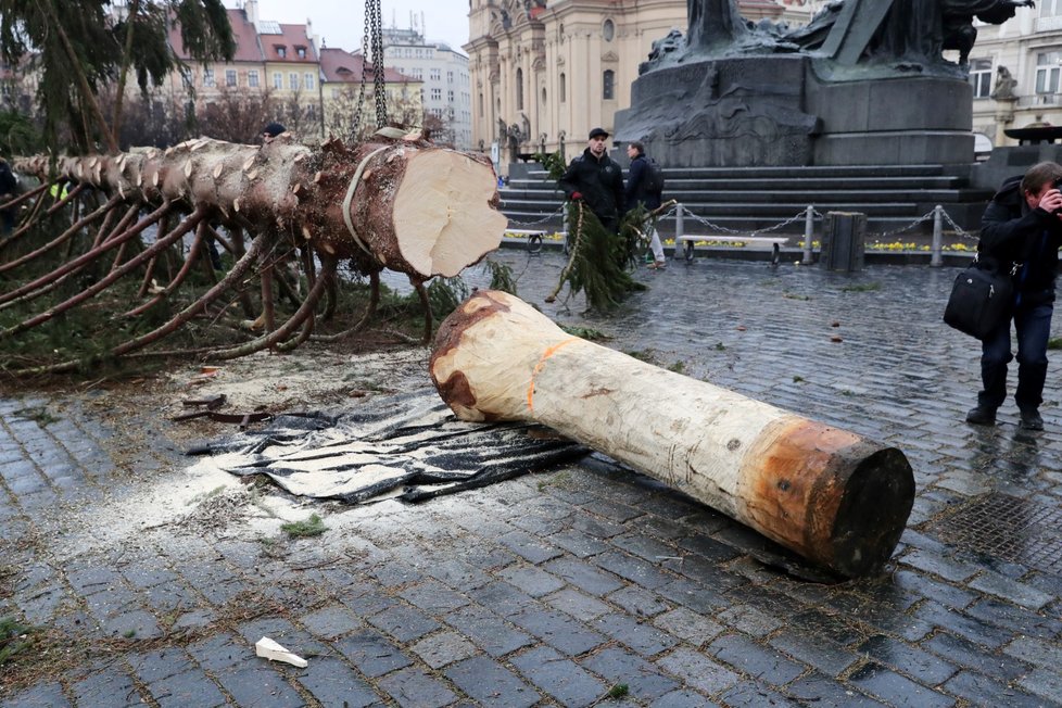 Ze Staroměstského náměstí v Praze byl 9. ledna 2020 odstraněn vánoční strom. Na akci dohlížel umělec Marek Číhal, který chce ze stromu vyrobit s brněnskými truhláři stoly. Výtěžek z jejich prodeje půjde na charitu.