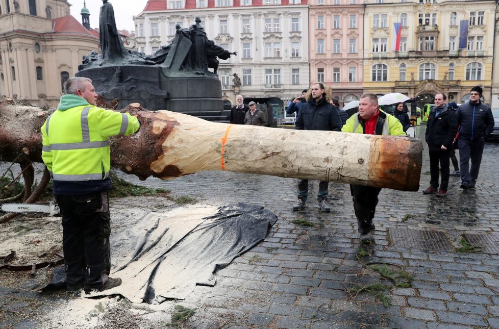 Ze Staroměstského náměstí v Praze byl 9. ledna 2020 odstraněn vánoční strom. Na akci dohlížel umělec Marek Číhal, který chce ze stromu vyrobit s brněnskými truhláři stoly. Výtěžek z jejich prodeje půjde na charitu.