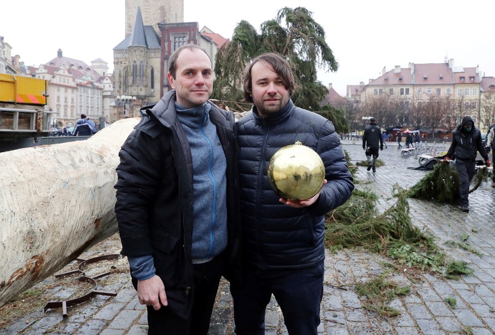 Ze Staroměstského náměstí v Praze byl 9. ledna 2020 odstraněn vánoční strom. Na akci dohlížel umělec Marek Číhal, který chce ze stromu vyrobit s brněnskými truhláři stoly. Výtěžek z jejich prodeje půjde na charitu.