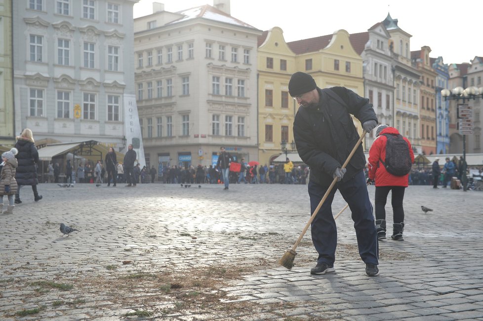 Pracovníci na závěr po stromku zametli poslední větve.