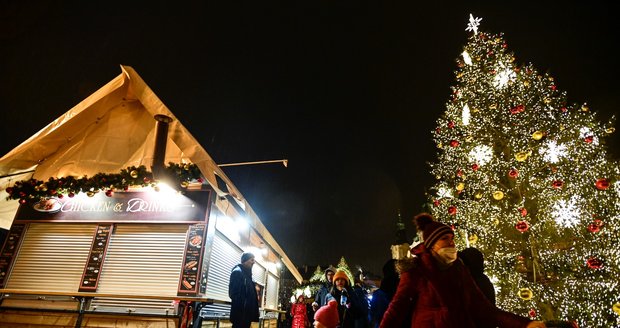 Na Staroměstském náměstí se v pátek 26. listopadu rozsvítil vánoční strom. Stejně jako před rokem se kvůli koronaviru rozsvícení muselo obejít bez tradiční velké slavnosti.