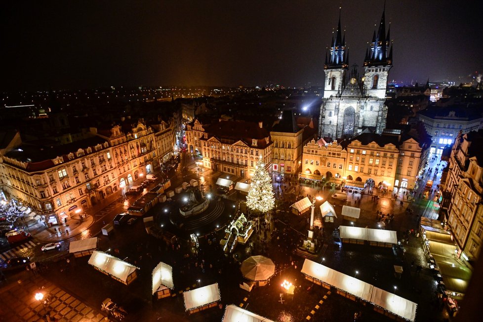 Na Staroměstském náměstí se v pátek 26. listopadu rozsvítil vánoční strom. Stejně jako před rokem se kvůli koronaviru rozsvícení muselo obejít bez tradiční velké slavnosti.