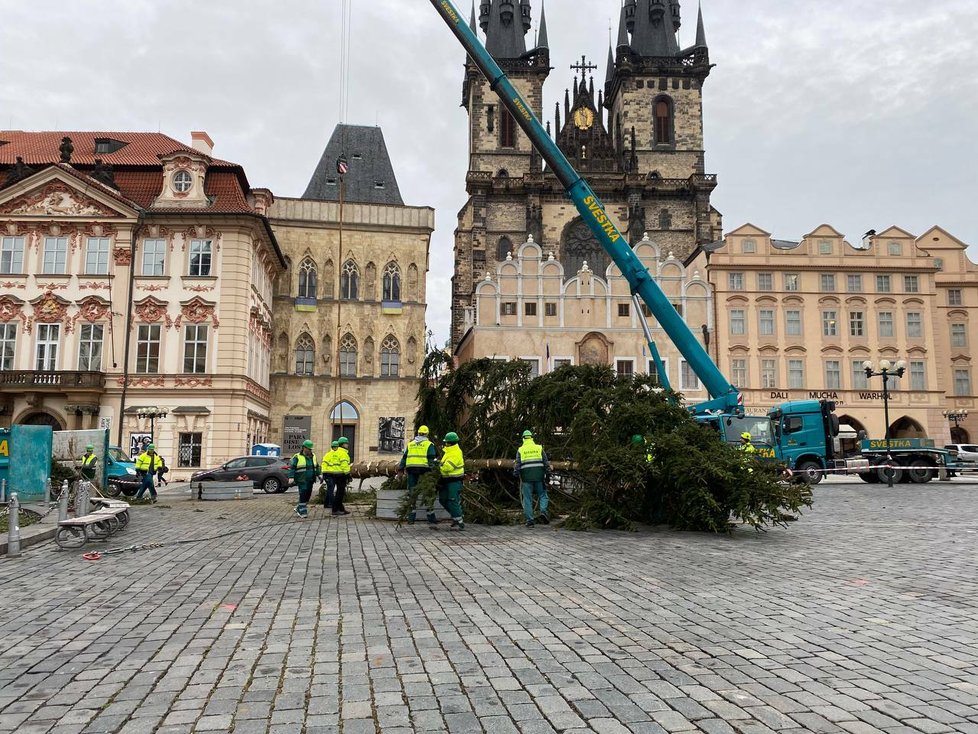 Vánoční strom na Staroměstském náměstí šel k zemi